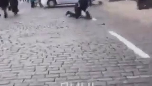 Парень ударил полицию смотреть онлайн