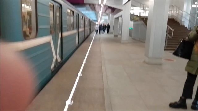 Встреча двух электропоездов 81-717/714 "Номерной" станция метро Технопарк смотреть онлайн