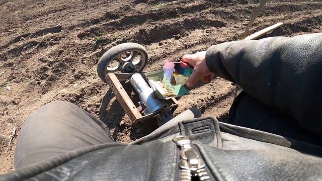 Высев свеклы столовой. Ручная сеялка без размеров.We sow red beets. Hand seeder . смотреть онлайн