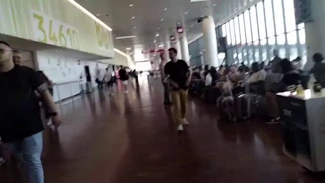 ?? Milan Bergamo airport terminal.Raynair airline check in video/security check full video departur смотреть онлайн