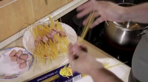 Оригинальный рецепт приготовления спагетти с сосисками.