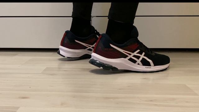 Примерка кроссовок ASICS GEL-ZONE 8 смотреть онлайн
