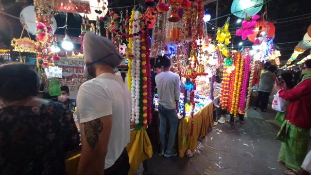 ШОПИНГ ПЕРЕД ДИВАЛИ | Праздник Огней | Местный рынок вечером | Дивали 2020 | Вкусная Индия смотреть онлайн