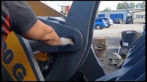 Как смазать закисшие пальцы, шприцуем тавотницы фронтального погрузчика. @Pavel_SIBERIA