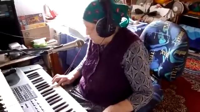 ПОЁТ БАБУШКА ей ЗА 90 ЛЕТ !!! смотреть онлайн