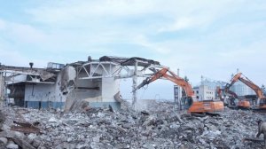 Демонтаж здания с помощью спецтехники. Продолжение - гидромолот демонтирует колонну.