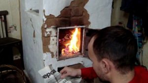 Видео обзор как затопить печку дровами в деревне....