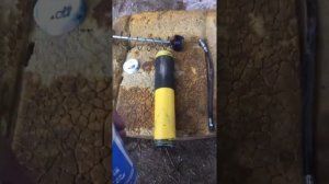 Как заправить смазку из тубы в шприц для смазки.