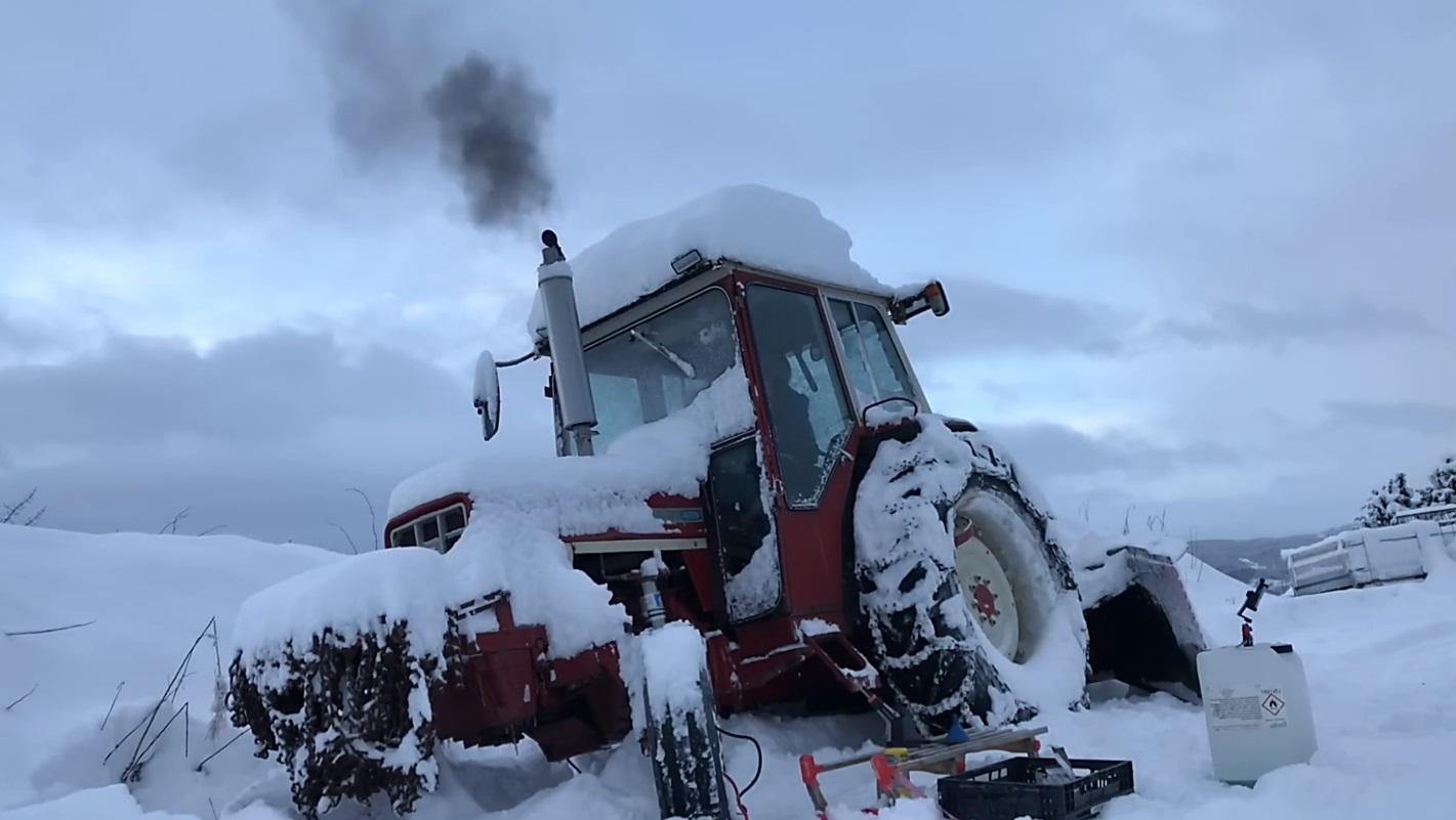 Холодный запуск дизеля трактора 1977 года. Мощность 53 л.с. смотреть онлайн