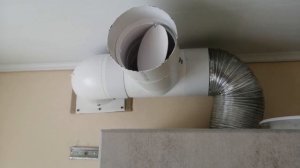 Вытяжка на кухне с обратным клапаном.