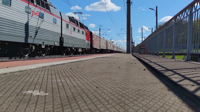 Железная дорога. Электровоз ЧС7-261 с пассажирским поездом (№001Э Владивосток-Москва). Поезд.