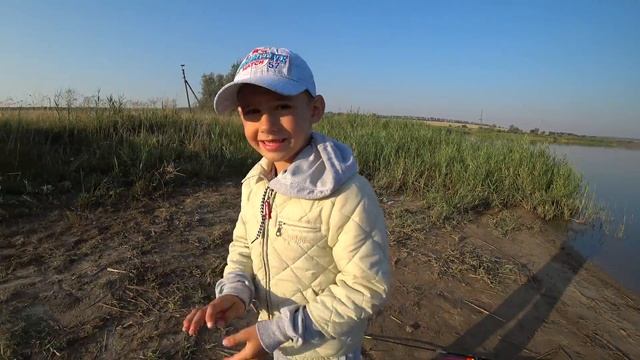 Рыбалка с Дядей Артуром! Наловили рыбки =) смотреть онлайн