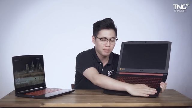 Mình Đã "Phí Công" Để So Sánh 2 Laptop Này смотреть онлайн