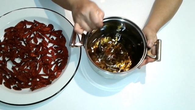 Вяленые помидоры с базиликом в чесночном масле смотреть онлайн