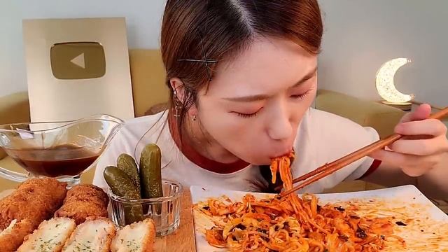 ASMR 돌덩이? 치즈돈까스 매콤한 쫄면 분식 리얼먹방 :) Cheese pork cutlet, jjolmyeon, School food MUKBANG смотреть онлайн