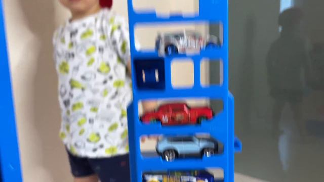 Обзор и распаковка HotWheels T Rex ULTIMATE GARAGE смотреть онлайн
