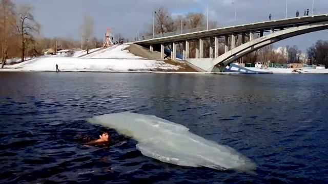 Пацан на льдине . Мы - моржи в Киеве. смотреть онлайн