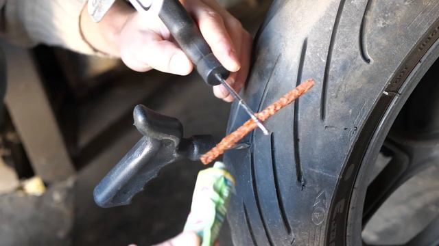 Ремонт прокола бескамерной шины мотоцикла при помощи жгута, своими руками. Прокол от гвоздя