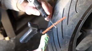 Ремонт прокола бескамерной шины мотоцикла при помощи жгута, своими руками. Прокол от гвоздя