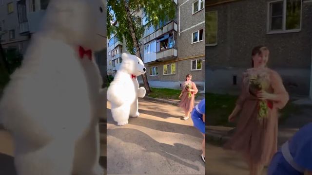 Веселая именинница встретила Белого Мишку! Сюрприз от сестры на День Рождения 💐 смотреть онлайн