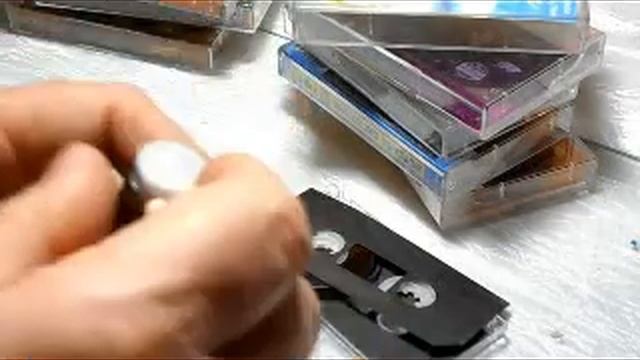 Разборка неразборной аудиокассеты. Переворачивание ленты. смотреть онлайн
