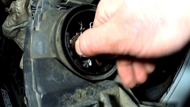ПРИЕХАЛ ОДНОГЛАЗЫЙ ФРАНЦУЗ. ЗАМЕНА ЛАМПОЧКИ БЛИЖНЕГО (ДАЛЬНЕГО) СВЕТА НА РЕНО МЕГАН 2 смотреть онлайн