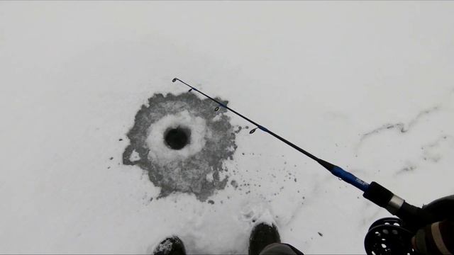Щука на балансир. Малая река. Блеснение со льда. смотреть онлайн