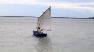 Самодельная лодка под парусом