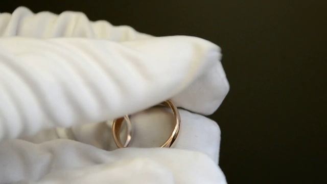 Двойное золотое кольцо из двух колец из красного и белого золота смотреть онлайн