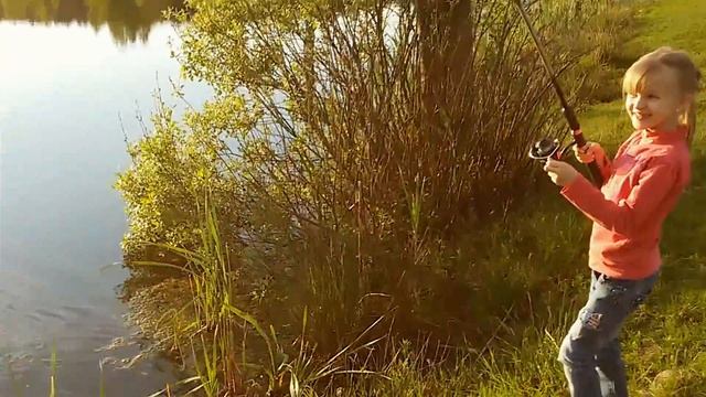 Машка ловит рыбу ! Дети на рыбалке смотреть онлайн