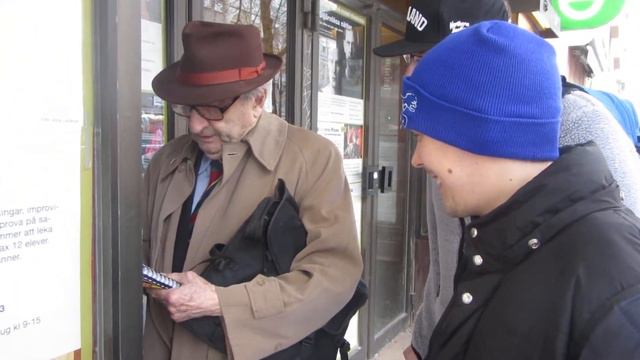 Nils Eklund skriver autografer till fans i Stockholm 2015-04-25 смотреть онлайн