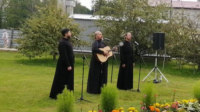 Песня "Служит старец-монах в белом монастыре..." смотреть онлайн