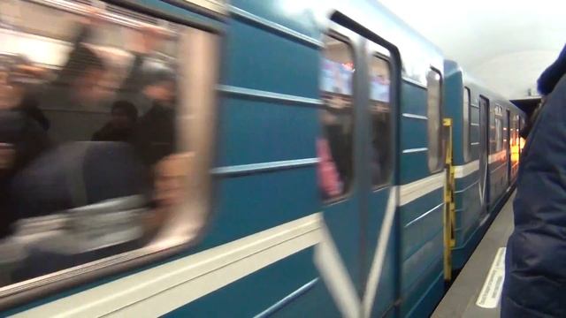 Метропоезд N°204 "ТЧ-6". Станция метро Сенная площадь 2017 смотреть онлайн