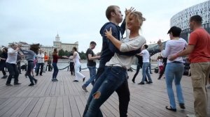 Весёлая пара танцует Хастл
