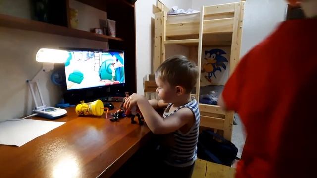 Мама работает 30 минут за компьютером и детям время на гаджеты смотреть онлайн