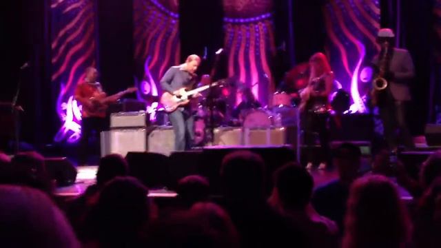 Tedeschi Trucks Band - Derek Trucks Solo in The Sky Is Cryi смотреть онлайн