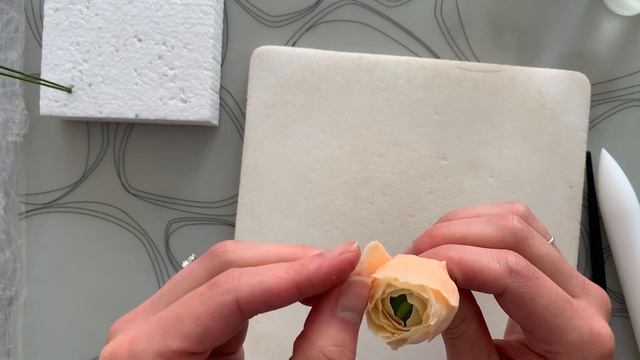 How to make a Gumpaste Ranunculus! // Tutorial! // Make Sugar Flowers at Home with Finespun Cakes смотреть онлайн