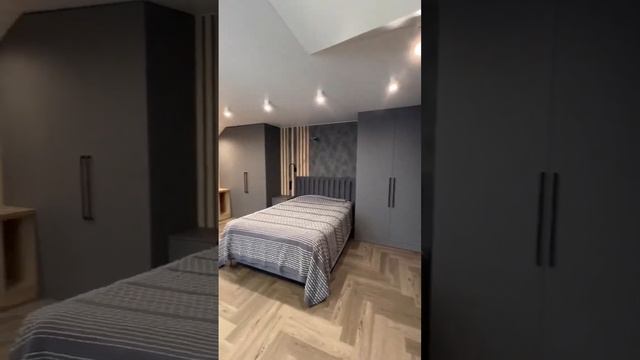 Спальня серого цвета с рабочим пространством
