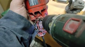 Как достать обойму развалившегося подшипника, из корпуса болгарки!???