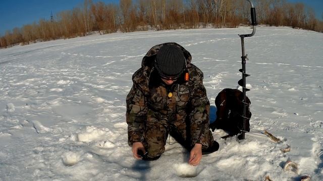 Вот это рыбалка! Окунь сошел с ума! Ловля весеннего окуня на безмотылку. Часть 1. смотреть онлайн