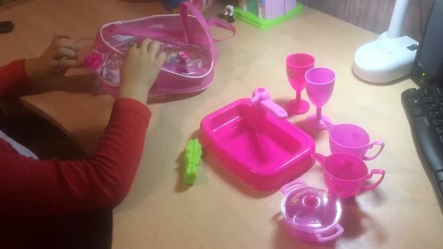 Открываем набор с детской посудой) смотреть онлайн