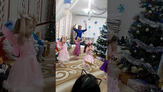 Девочки конфетки. Новогодний утренник в саду. смотреть онлайн