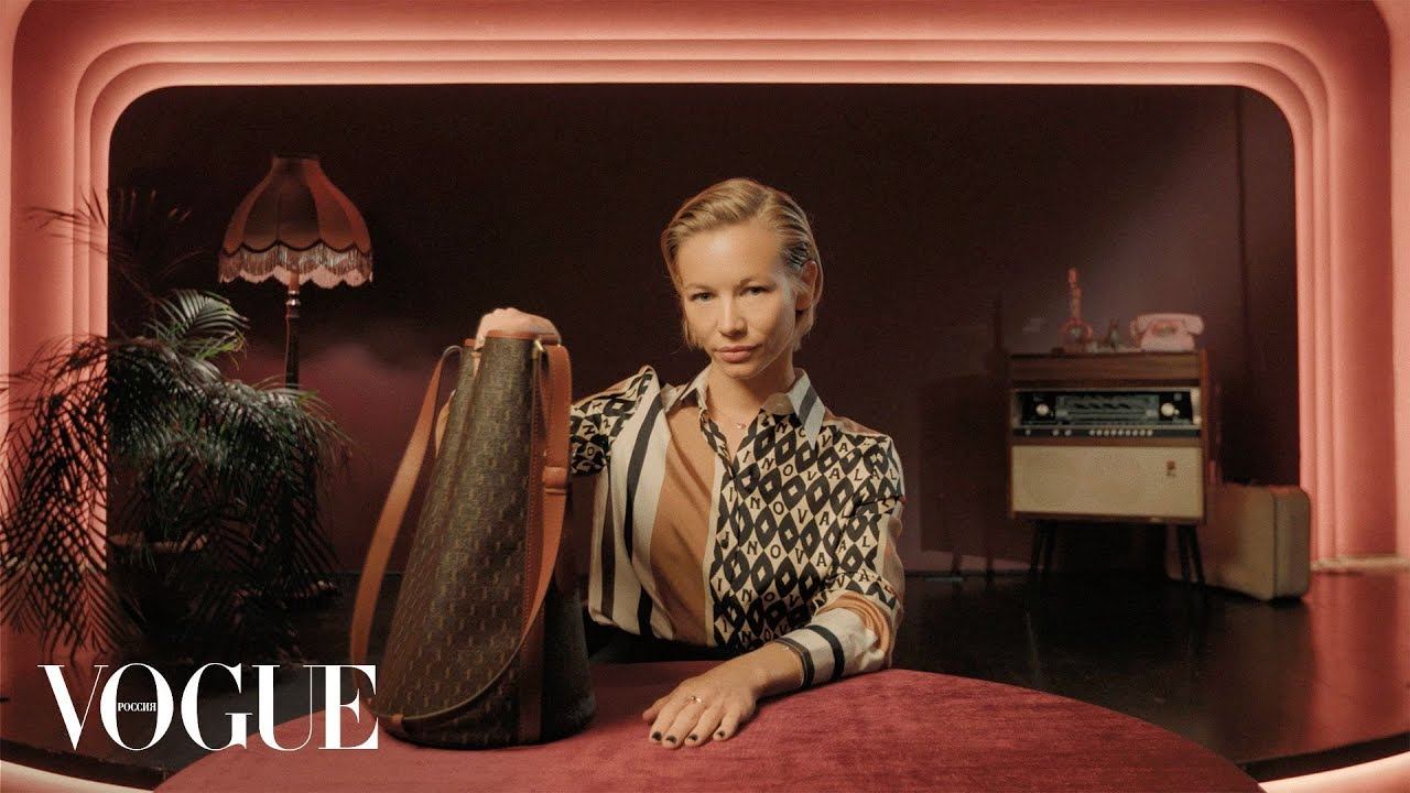 Что в сумке у Светланы Устиновой? | Vogue Россия смотреть онлайн