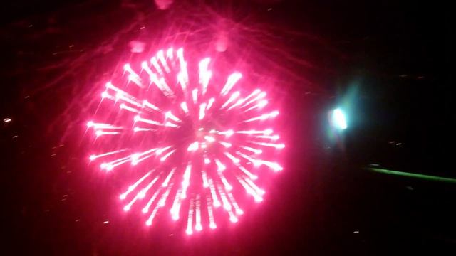 Фейерверк в честь 190 летия села Александровское (первые секунды плохое качество) смотреть онлайн