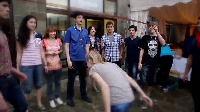 Все танцуют локтями. Танцы на последнем звонке смотреть онлайн