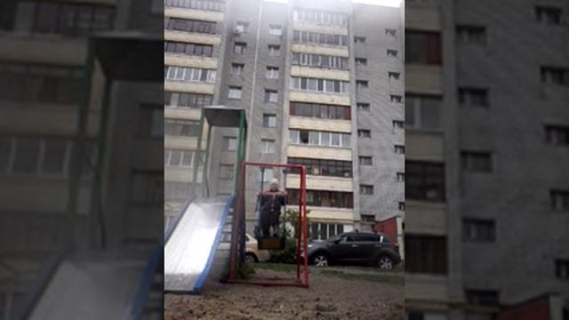 Солношко на качелях под дождём дани смотреть онлайн