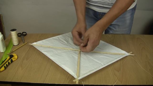 КАК СДЕЛАТЬ ПРОСТОГО ВОЗДУШНОГО ЗМЕЯ! смотреть онлайн