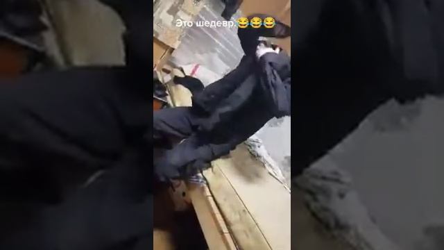 охрана под чем то не может одеть форму? смотреть онлайн