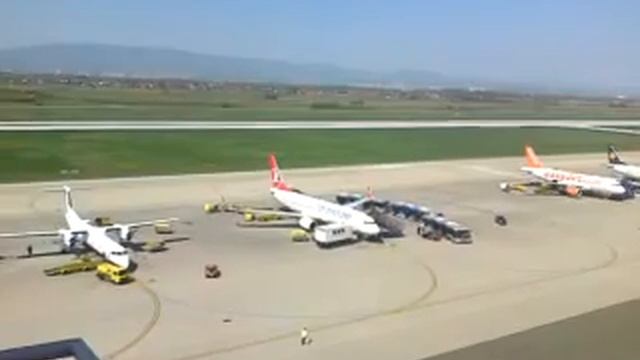 Airport Zagreb from tower смотреть онлайн