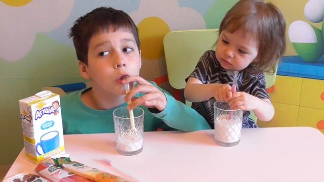 Превращаем молоко в молочно-фруктовый коктейль.Transforming milk into milk-fruit cocktail. смотреть онлайн